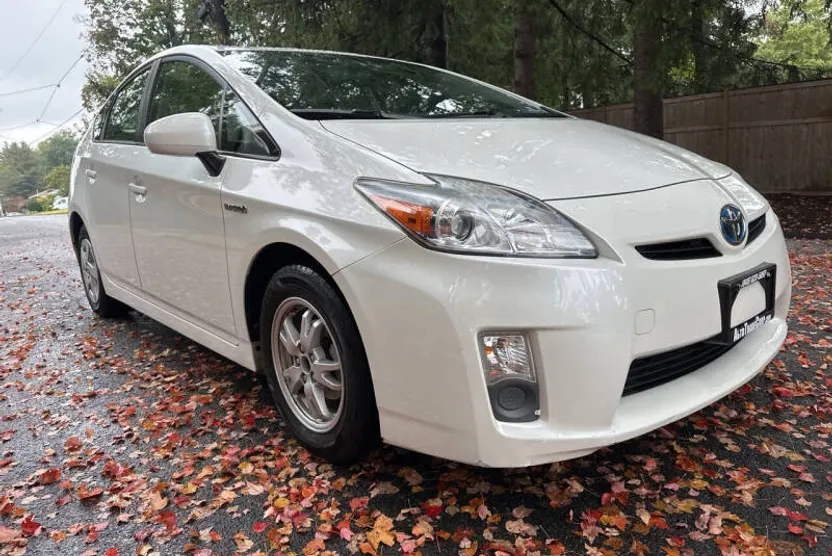 2011 Toyota Prius Five photo 1