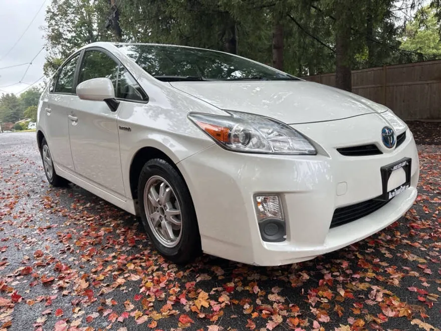 2011 Toyota Prius Five photo 1