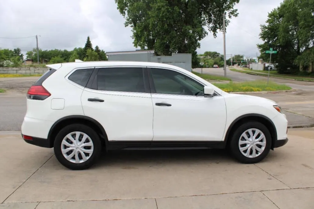 2017 Nissan Rogue S photo 1