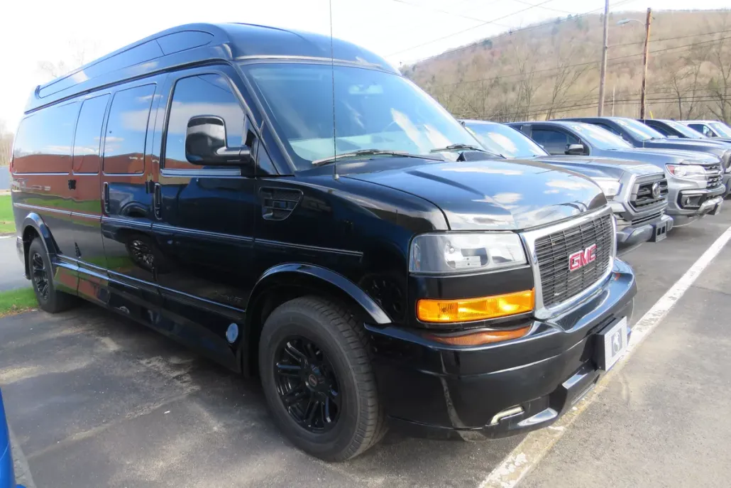 2022 Gmc Savana 2500 photo 1