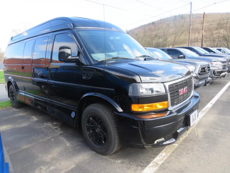 2022 Gmc Savana 2500 photo 1