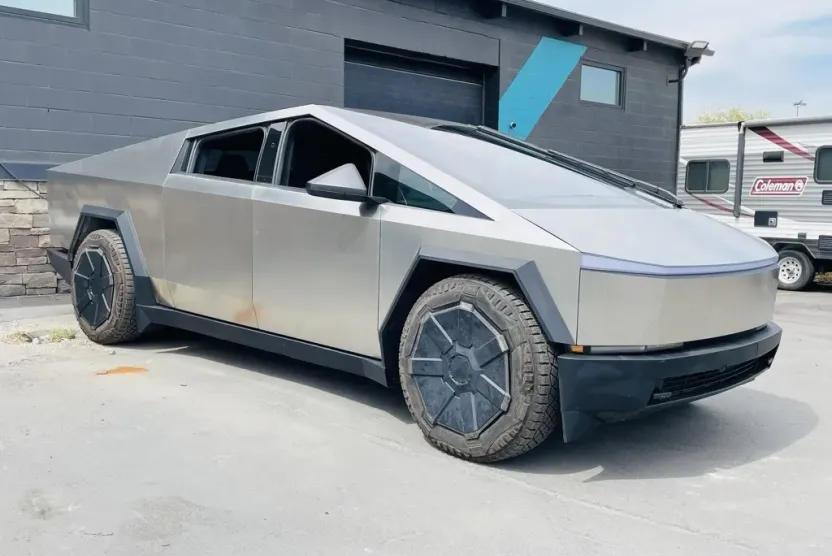2024 Tesla Cybertruck photo 1