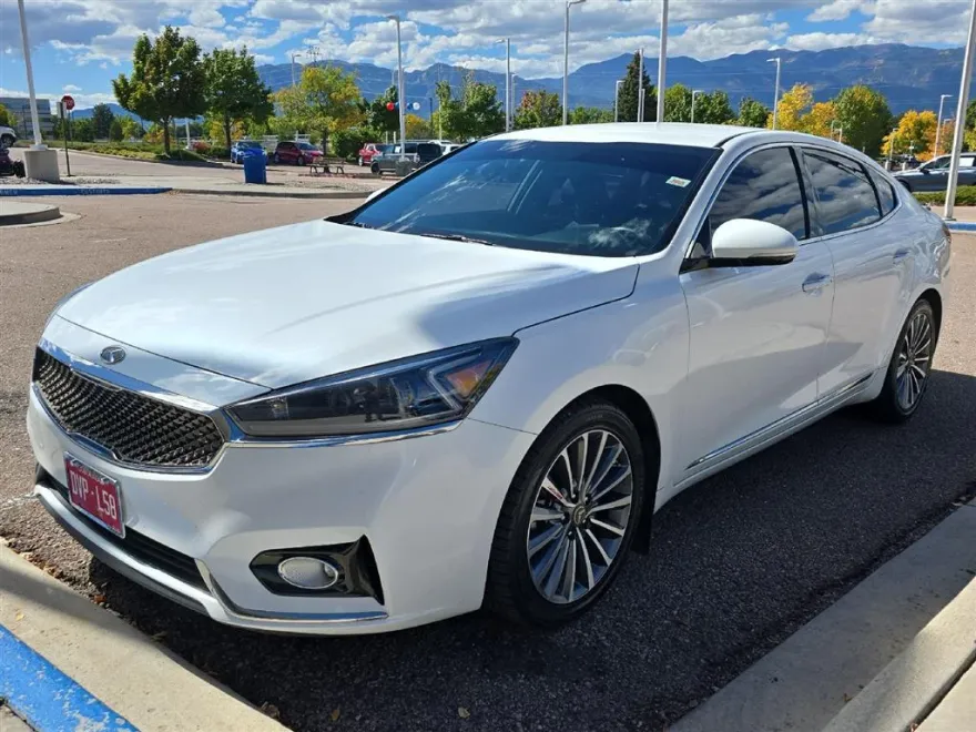 2017 Kia Cadenza Premium photo 1