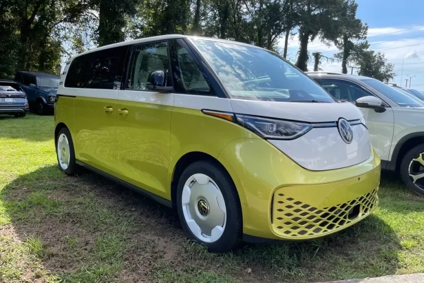2025 Volkswagen ID. Buzz photo 1