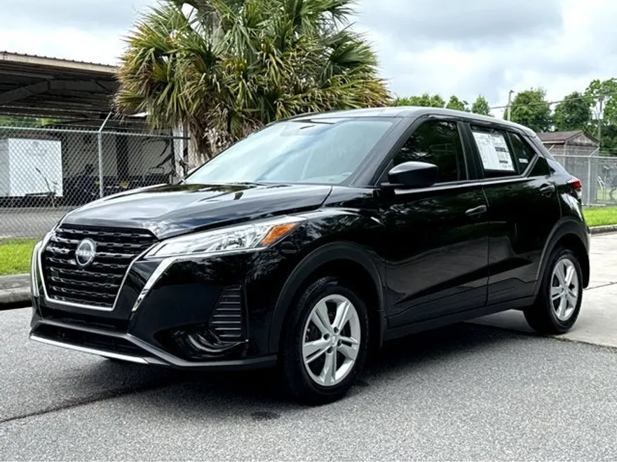 2025 Nissan Kicks Play S photo 1