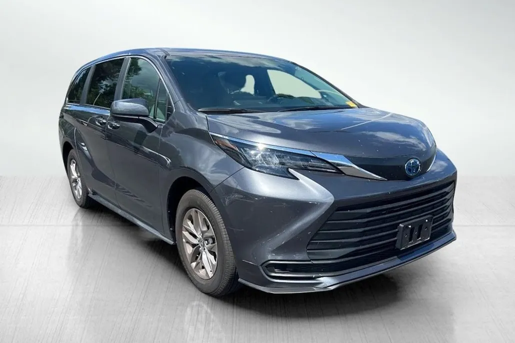 2025 Toyota Sienna LE photo 1