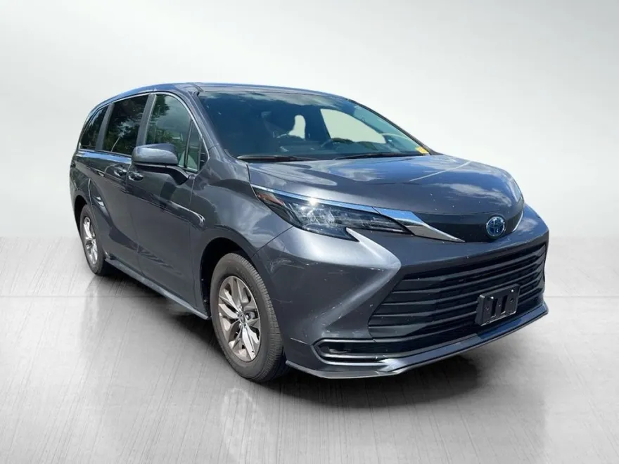 2025 Toyota Sienna LE photo 1