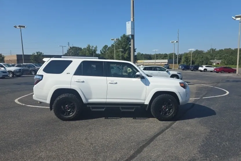 2019 Toyota 4Runner SR5 photo 1