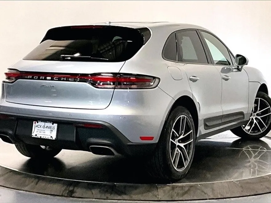 2025 Porsche Macan T photo 2