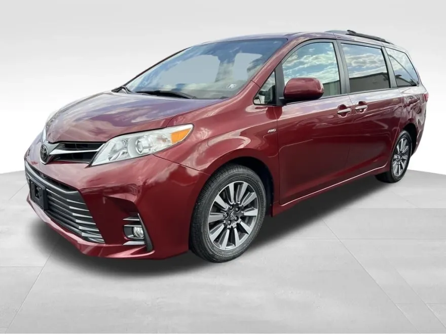 2018 Toyota Sienna XLE photo 1