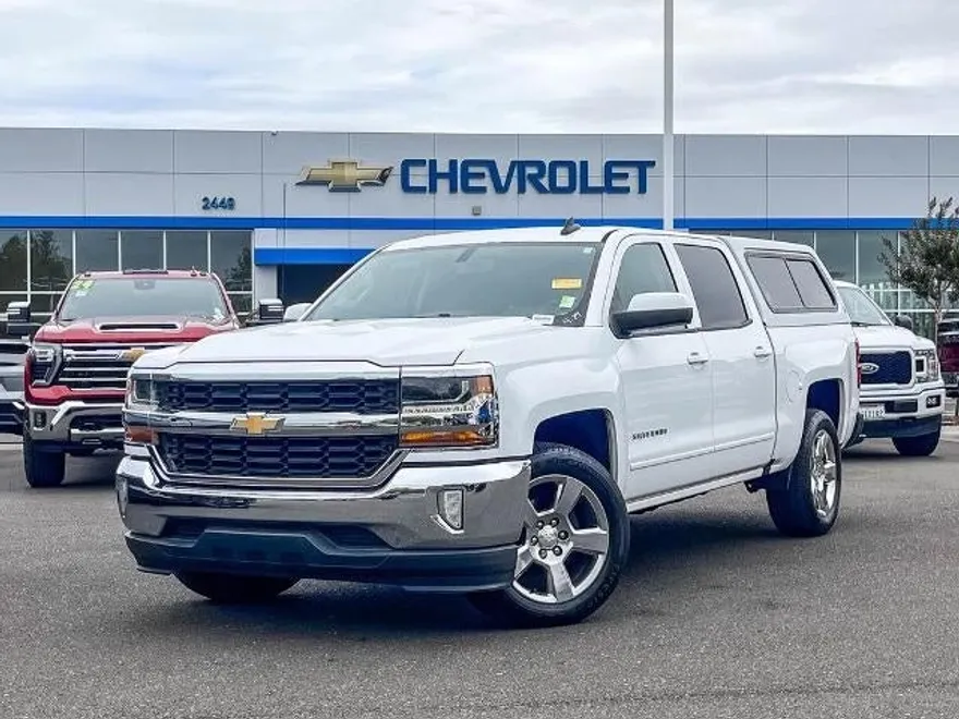 2017 Chevrolet Silverado 1500 LT photo 1