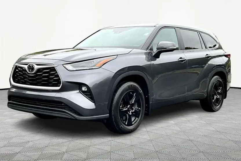 2024 Toyota Highlander LE photo 1