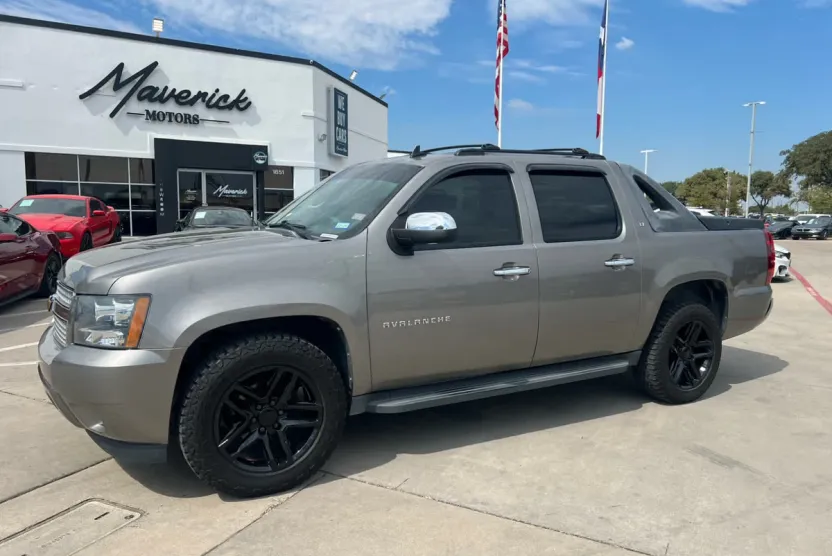 2012 Chevrolet Avalanche LT photo 1