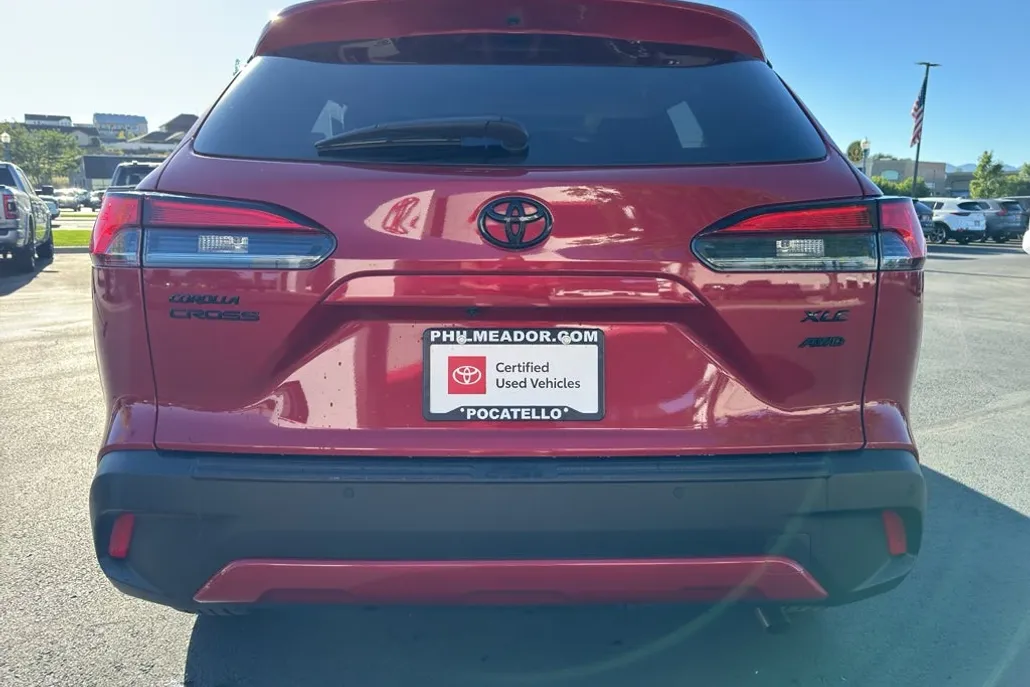 2022 Toyota Corolla Cross XLE photo 1