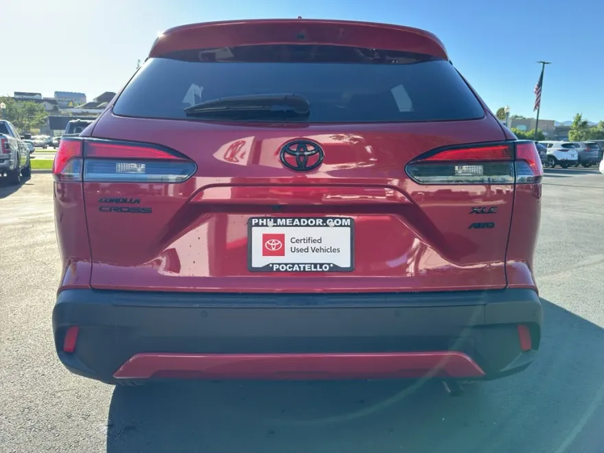 2022 Toyota Corolla Cross XLE photo 1