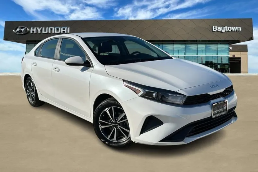 2024 Kia Forte LXS photo 1