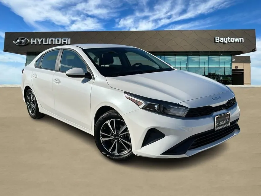 2024 Kia Forte LXS photo 1