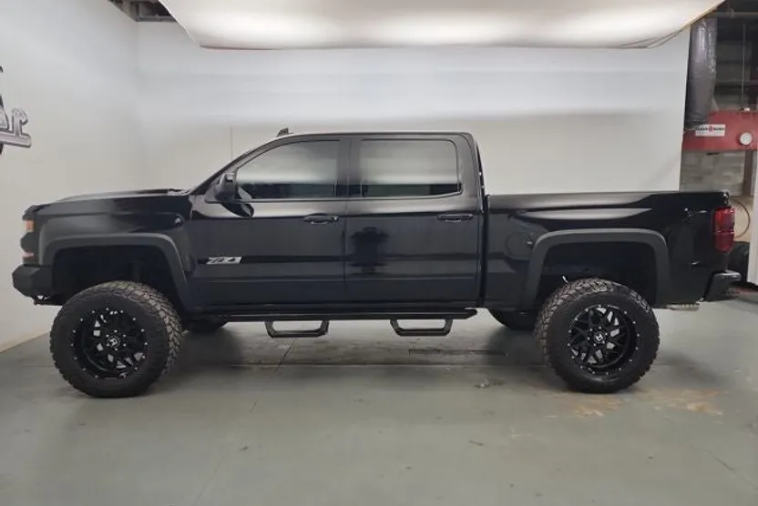 2017 Chevrolet Silverado 1500 LT2 photo 1