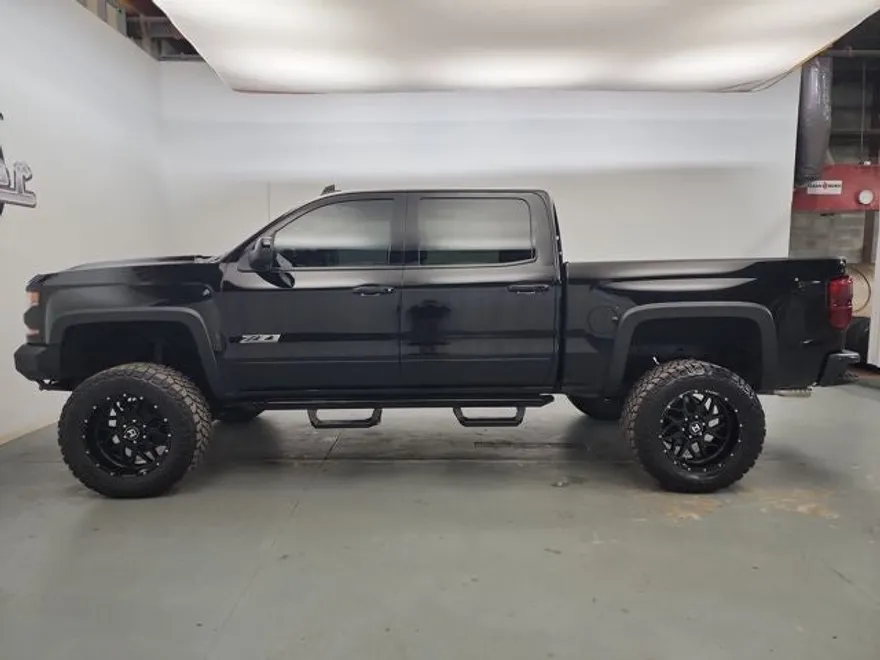 2017 Chevrolet Silverado 1500 LT2 photo 1