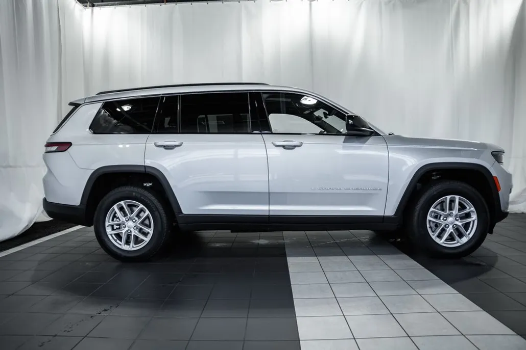 2025 Jeep Grand Cherokee Laredo Altitude photo 1