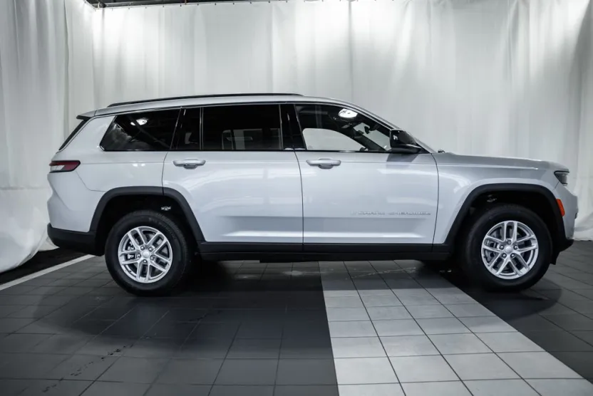 2025 Jeep Grand Cherokee Laredo Altitude photo 1
