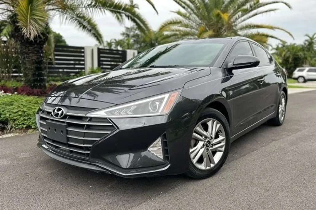 2020 Hyundai Elantra SEL photo 1