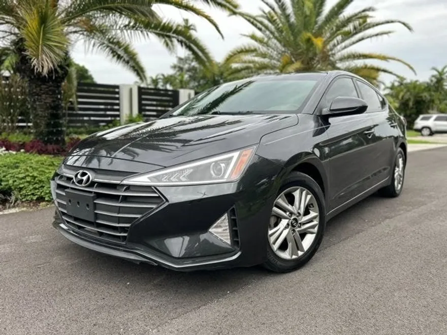 2020 Hyundai Elantra SEL photo 1