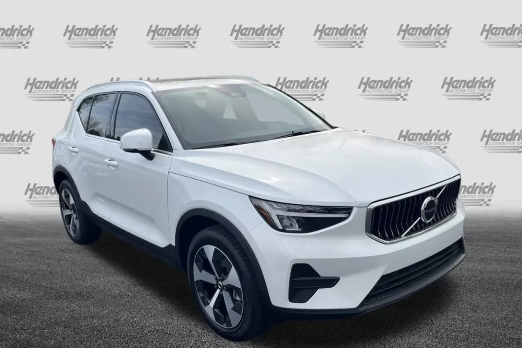2025 Volvo XC40 Core photo 1