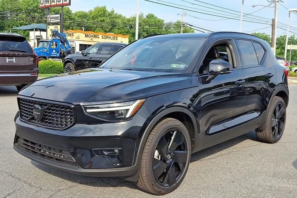 2026 Volvo XC40 photo 1