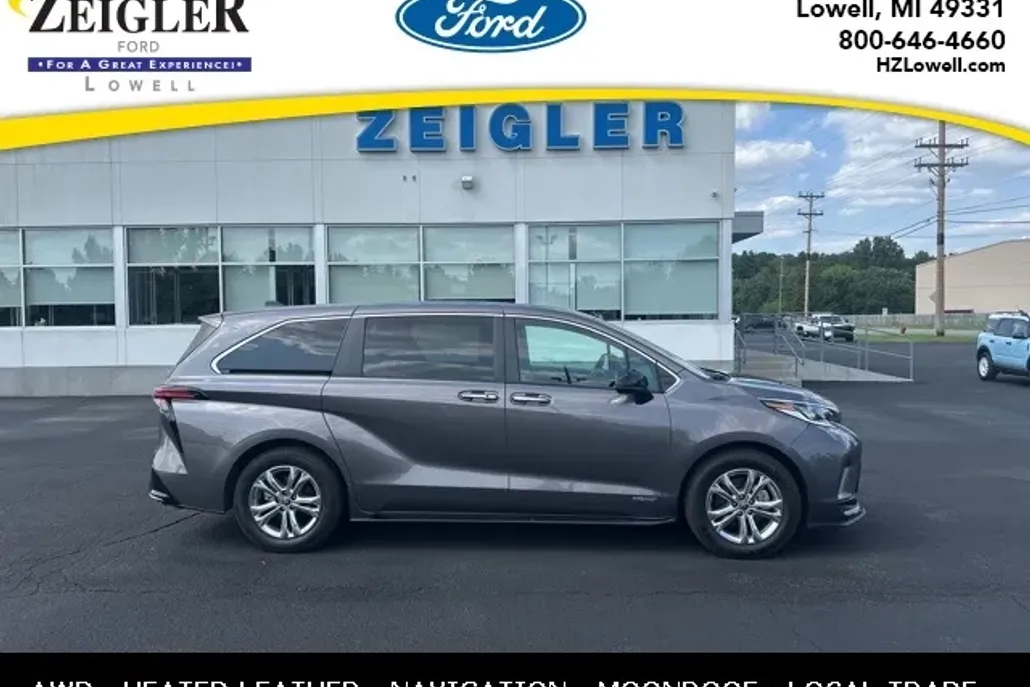 2021 Toyota Sienna XSE Hybrid photo 1