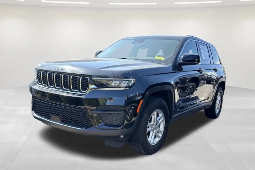 2023 Jeep Grand Cherokee Laredo photo 1