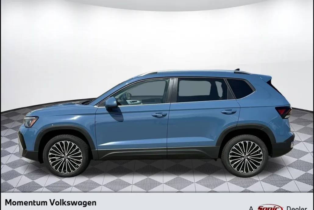 2025 Volkswagen Taos SE photo 1