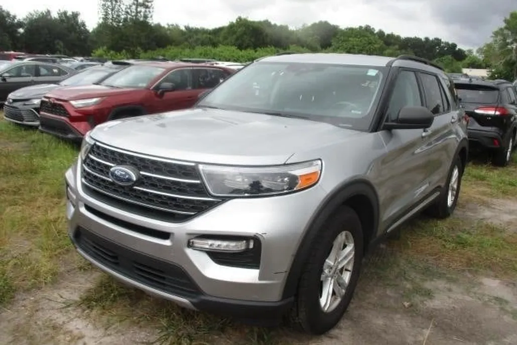 2023 Ford Explorer XLT photo 1