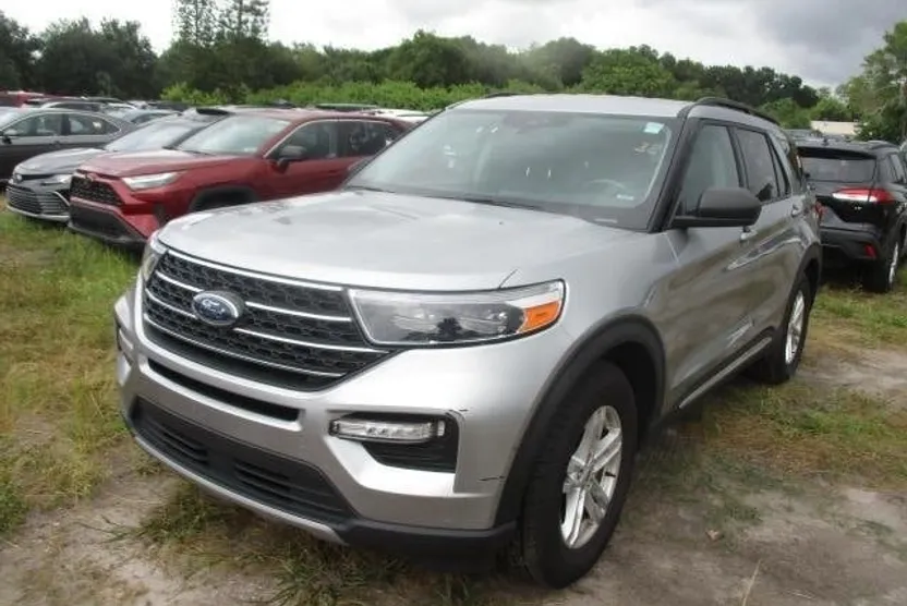 2023 Ford Explorer XLT photo 1