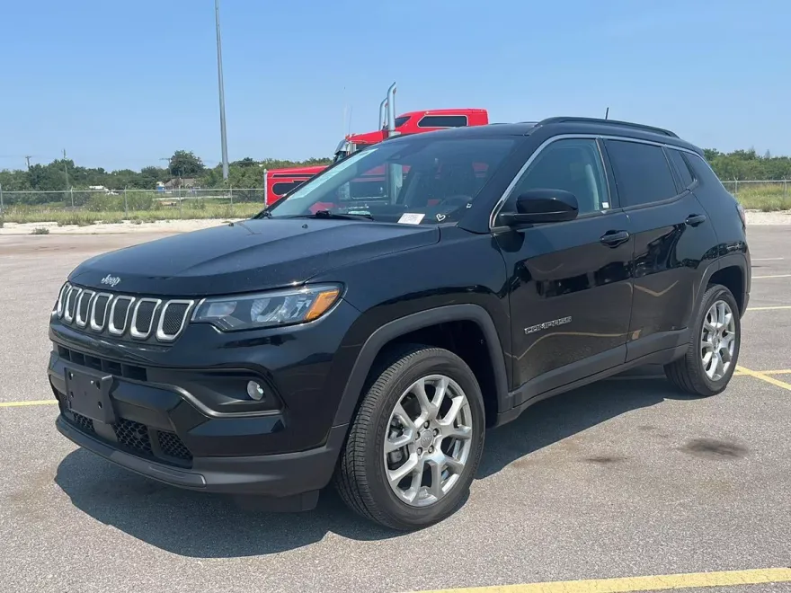 2022 Jeep Compass Latitude Lux photo 1