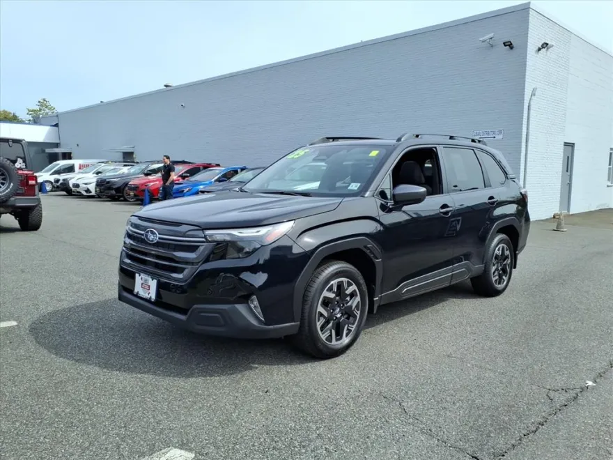 2025 Subaru Forester Premium photo 1