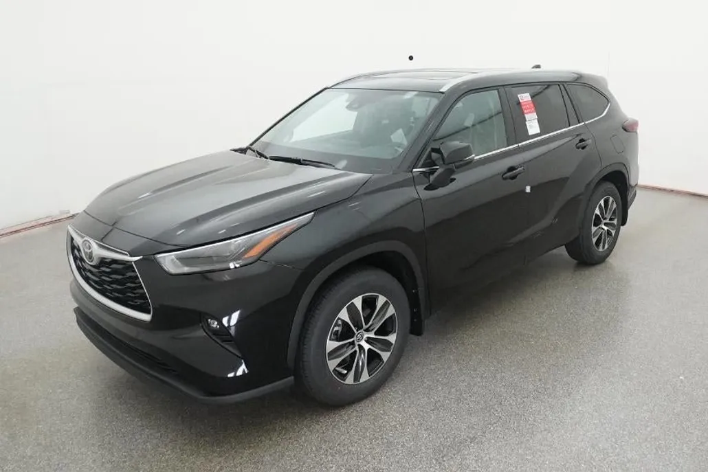 2025 Toyota Highlander XLE photo 1