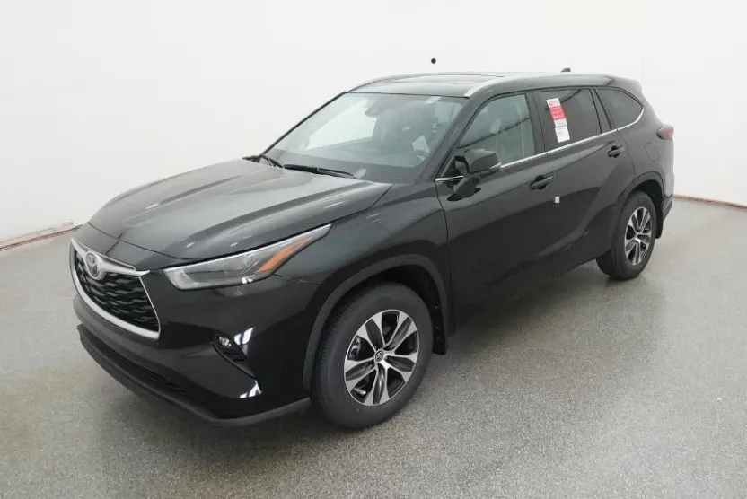 2025 Toyota Highlander XLE photo 1