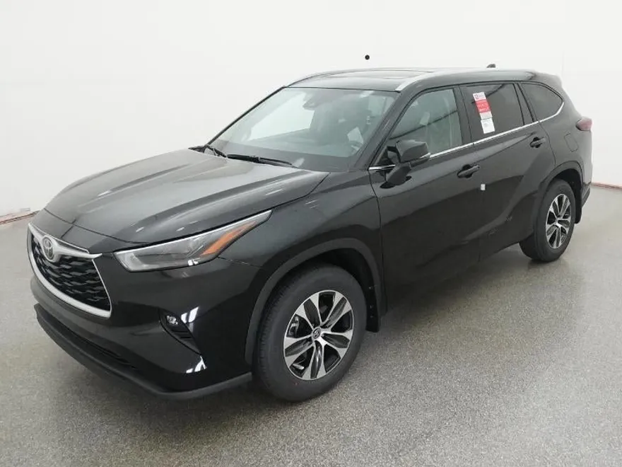 2025 Toyota Highlander XLE photo 1