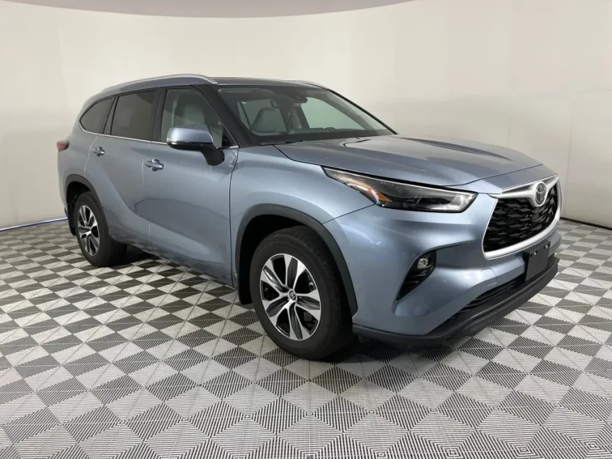 2023 Toyota Highlander XLE photo 1