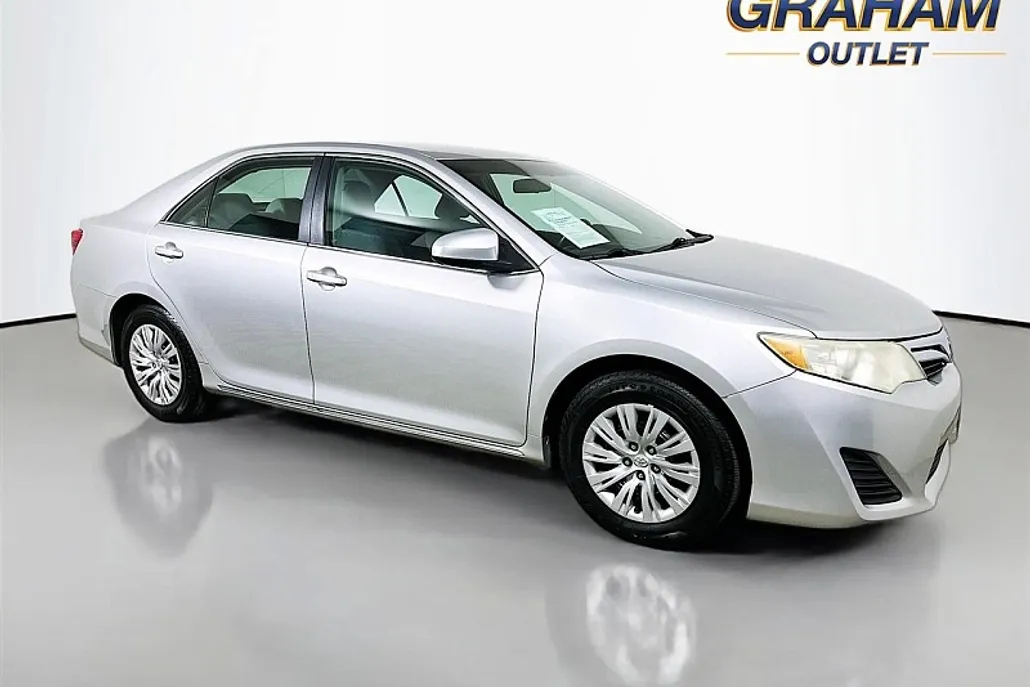 2013 Toyota Camry LE photo 1