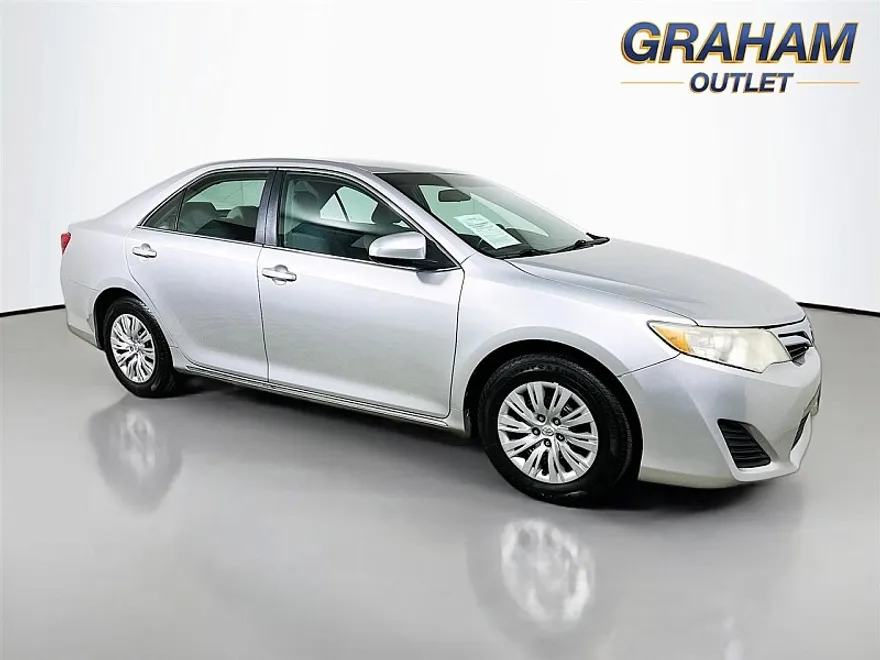 2013 Toyota Camry LE photo 1