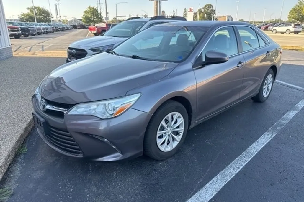 2016 Toyota Camry LE photo 1
