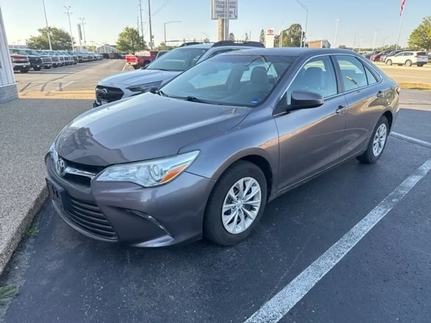 2016 Toyota Camry LE photo 1