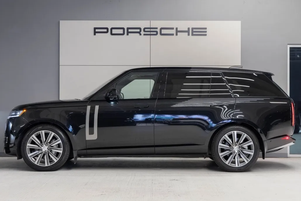 2023 Land Rover Range Rover SE photo 1