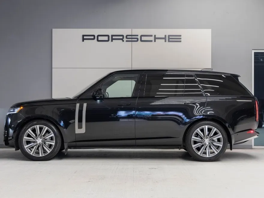 2023 Land Rover Range Rover SE photo 1