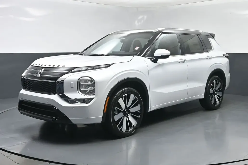 2025 Mitsubishi Outlander SEL photo 1
