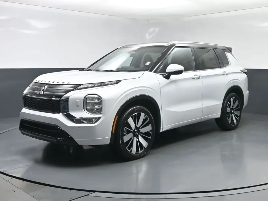2025 Mitsubishi Outlander SEL photo 1
