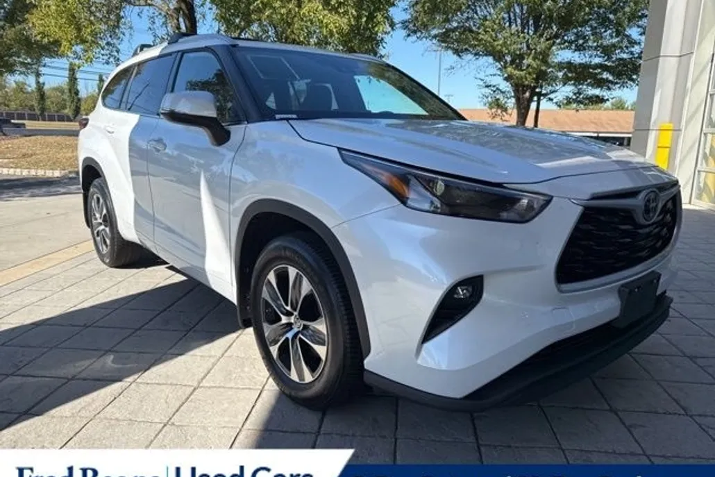2022 Toyota Highlander XLE photo 1