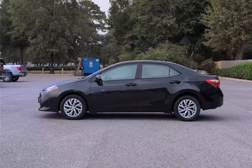 2017 Toyota Corolla L photo 1